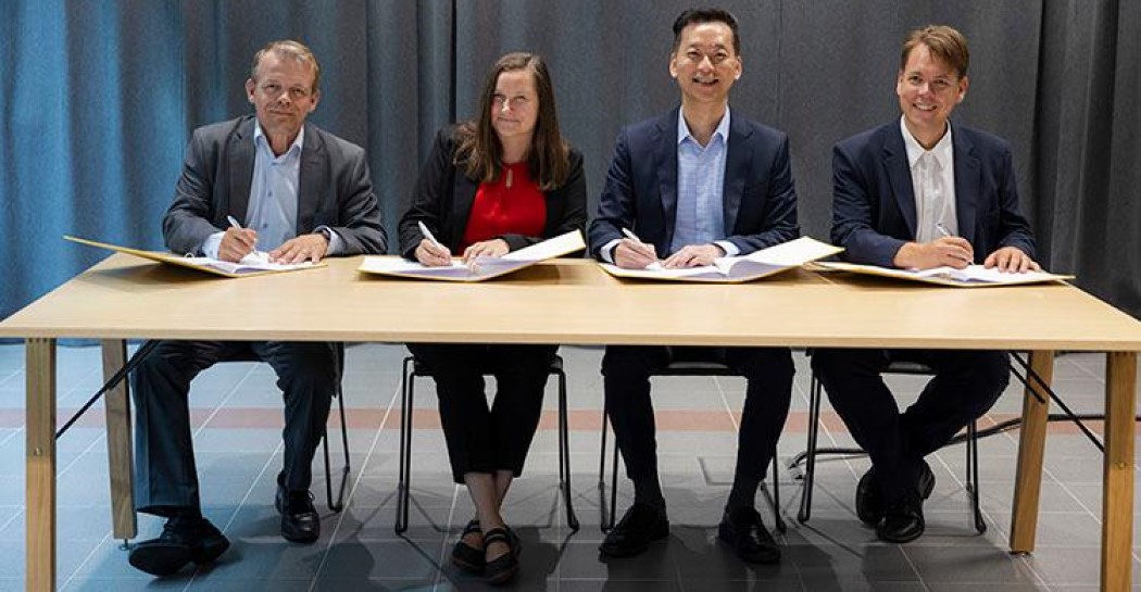[From left to right]: The MoU was signed by Mr Kimmo Koski, Managing Director, CSC - IT Center for Science; Ms Erja Turunen, Executive Vice President, Digital Technologies, VTT Technical Research Centre of Finland; Mr Ling Keok Tong, Executive Director, National Quantum Office, Singapore; and Dr. Juha Vartiainen, COO and Co-founder, IQM Quantum Computers.