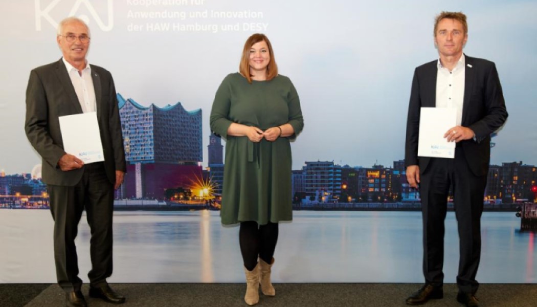 Helmut Dosch, Katharina Fegebank and Micha Teuscher (from left) at the launch of the KAI cooperation. Photo: HAW Hamburg, Holger Braack