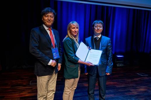 Obraz zawierający ubrania, osoba, Ludzka twarz, uśmiech
Zawartość wygenerowana przez AI może być niepoprawna.