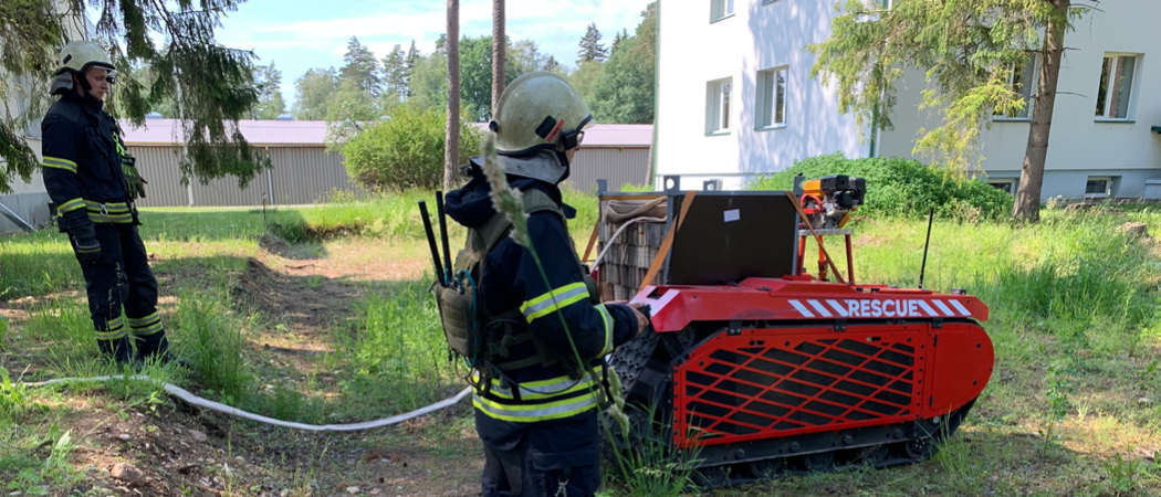 Robotic firefighter a massive 2500GPM - YouTube